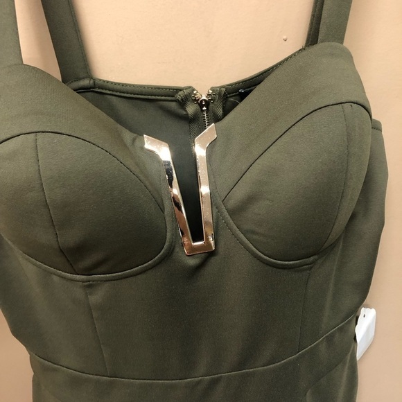 Entry Olive Green Jumpsuit Deep V Neck Gold Hardware Size L NWT - Picture 5 of 7